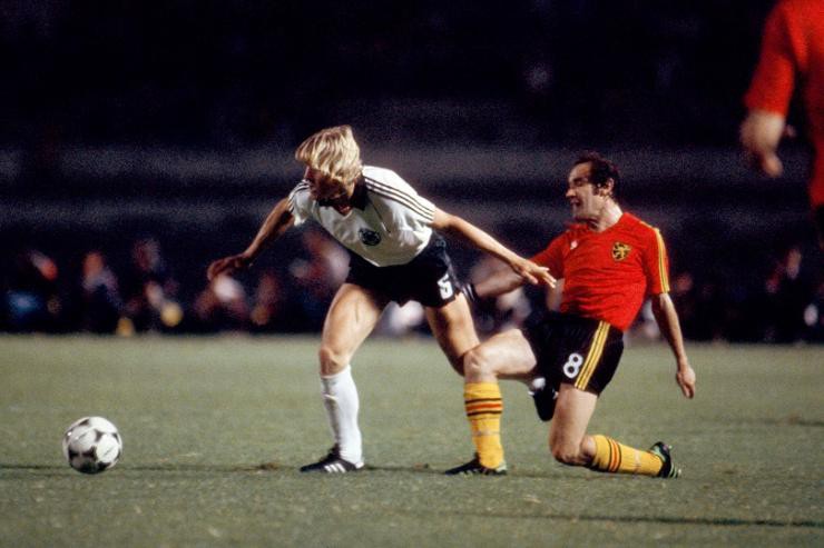 Wilfried Van Moer tranh bóng với ''Thiên thần tóc vàng'' Bernd Schuster ở chung kết EURO 1980.