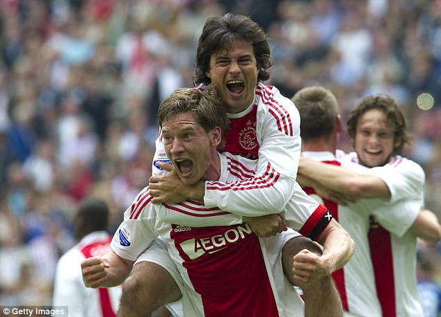 Ở vòng cuối Eredivisie 2010/11, Ajax của Eriksen, Vertonghen và Alderweireld đã qua mặt FC Twente để vô địch.