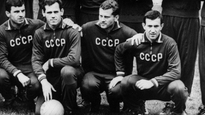 Viktor Ponedelnik (thứ hai từ phải sang) trở thành cầu thủ đầu tiên không thuộc giải VĐQG được gọi vào Tuyển Liên Xô. 