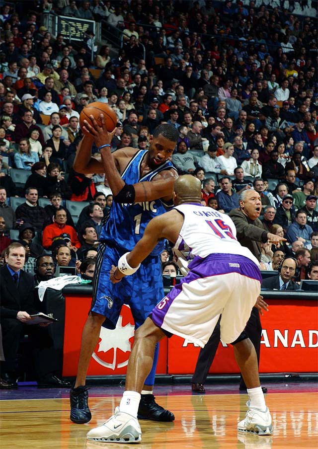 Dù không có danh hiệu nào nhưng Vince Carter (15 - áo trắng) hay Tracy McGrady (1 - áo xanh) vẫn là những SG hết sức được yêu mến.