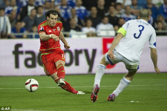Mục tiêu của Gareth Bale sẽ là trục giữa, nơi tốc độ của anh thừa sức làm khó cả Gary Cahill lẫn Chris Smalling. 
