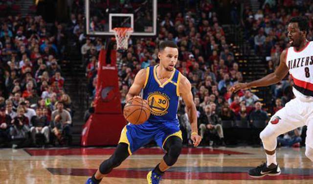 Stephen Curry quyết định chiến thắng cho Golden State Warriors ngay từ hiệp 3.