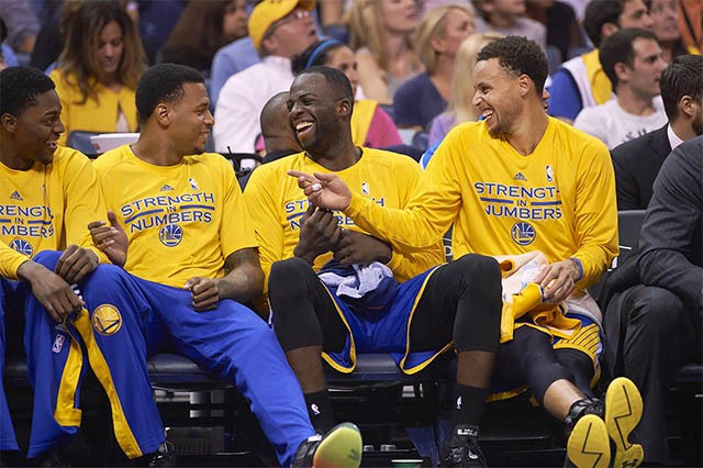 Các siêu sao của Golden State Warriors như Draymond Green và Stephen Curry đùa giỡn khi được nghỉ.