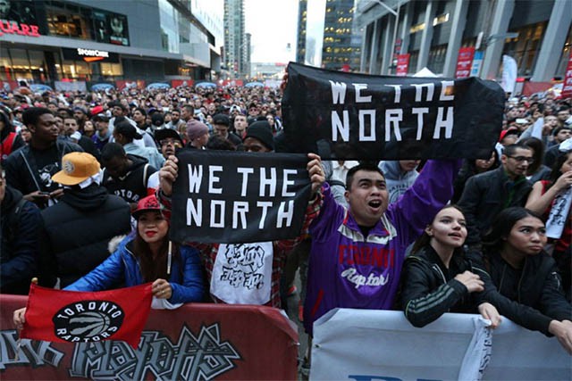 Biểu ngữ “We The North” được giơ cao như một niềm tự hào.