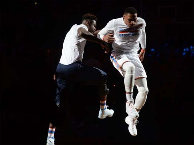 Westbrook bắt kịp kỳ tích về số trận liên tiếp ghi triple-double của Micheal Jordan. Bức ảnh được tạp chí USA Today chọn là bức ảnh của ngày (photo of the day).