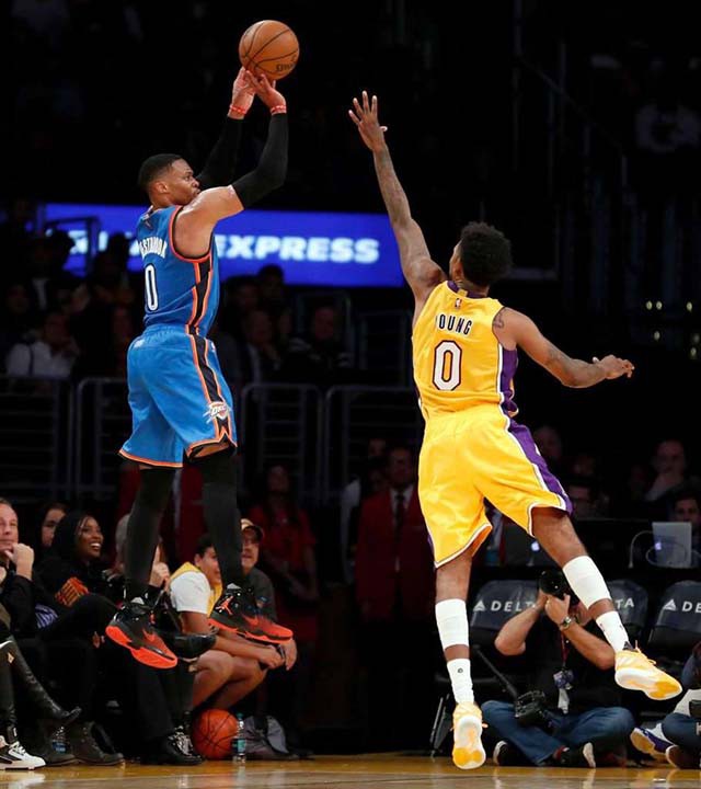 Westbrook cùng đồng đội rốt cuộc không thắng nổi LA Lakers của Young.