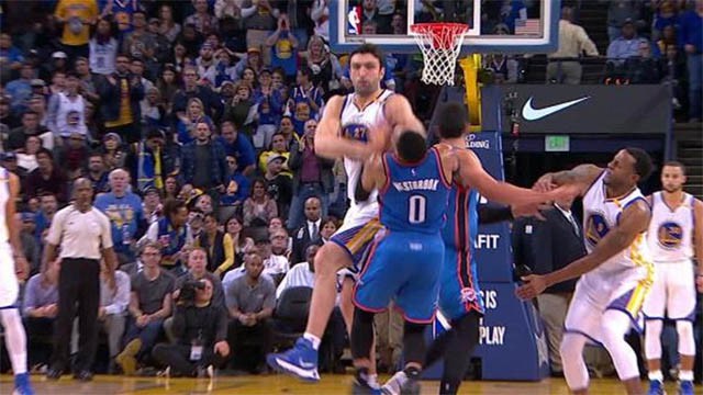 Westbrook bị Pachulia cho đo ván bằng một pha phạm lỗi rất rắn