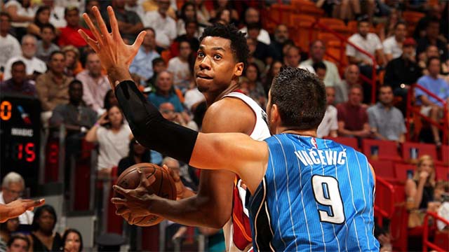 Whiteside (14 rebounds, 4 blocks) là niềm hi vọng mới của Heat sau thế hệ big 3.