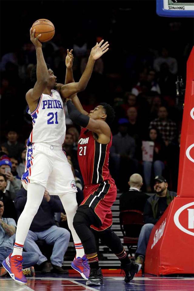 Whiteside (21 đỏ) thi đấu nổi bật hơn nhưng Embiid (21 trắng) mới là người chiến thắng.