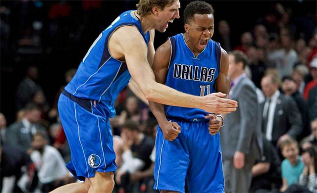 Yogi Ferrell nhận sự chúc mừng của đồng đội, huyền thoại Dirk Nowitzki sau cú ném 3 điểm quyết định thành công