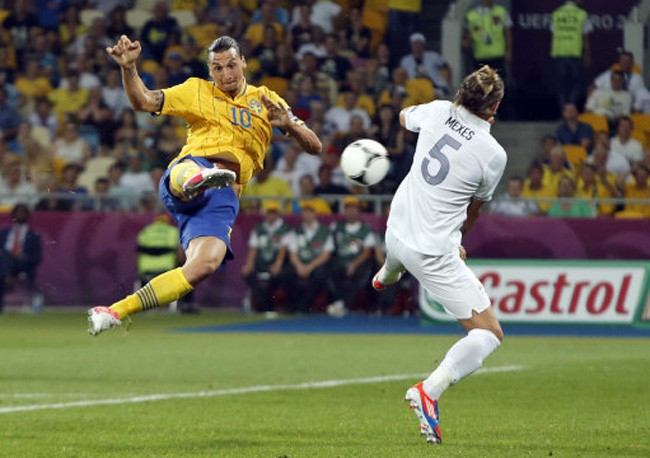 Zlatan Ibrahimovic với cú cắt kéo đầy bất ngờ trong vùng cấm trận gặp Pháp.