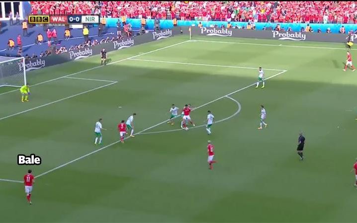 Trong tình huống dẫn tới bàn thắng cho Wales, Bale ở bên cánh trái. 