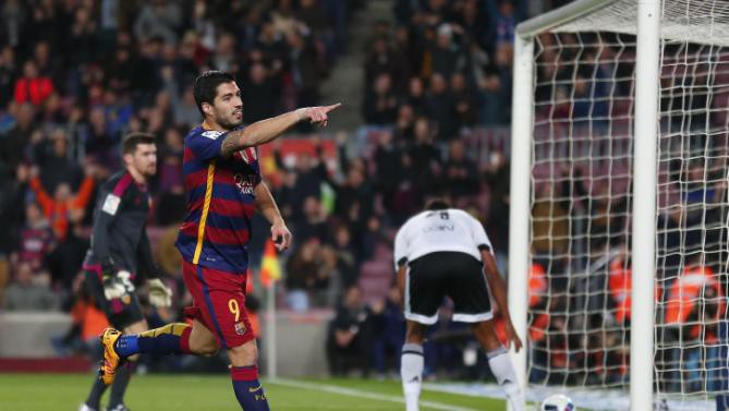 Luis Suarez lập cú poker giúp Barcelona hạ Valencia 7-0.