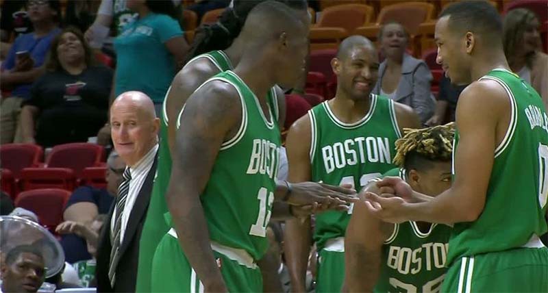 Jae Crowder và Avery Bradley đã chơi trò “búa, kéo, bao” 