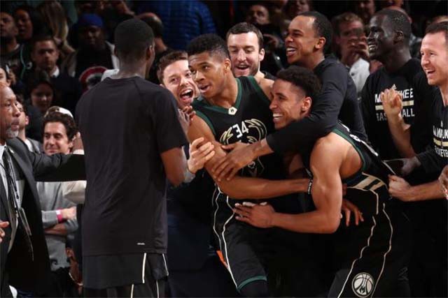 Pha buzzer-beater đầu tiên trong sự nghiệp của Giannis Antetokounmpo