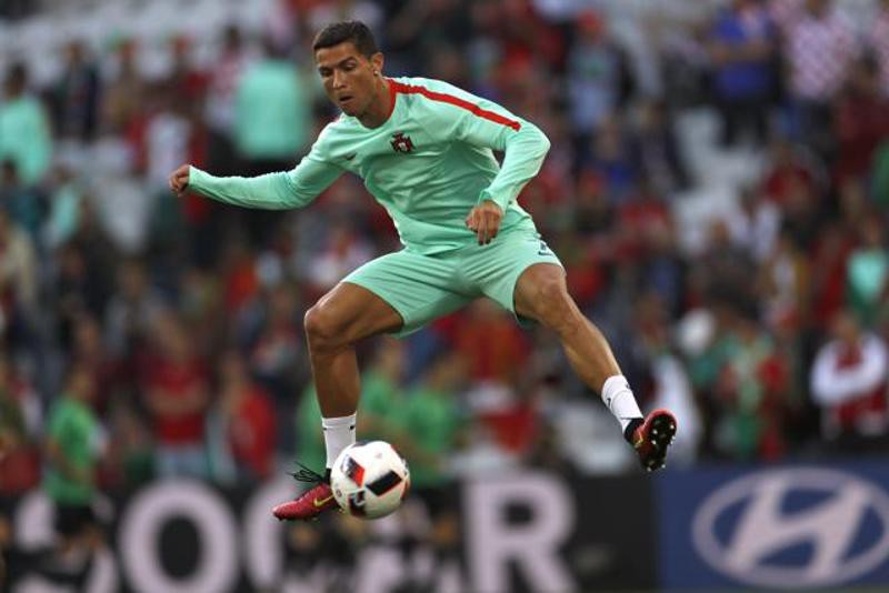 Tạp chí Men's Health (Mỹ) cho biết Ronaldo có thể bật cao 1m.