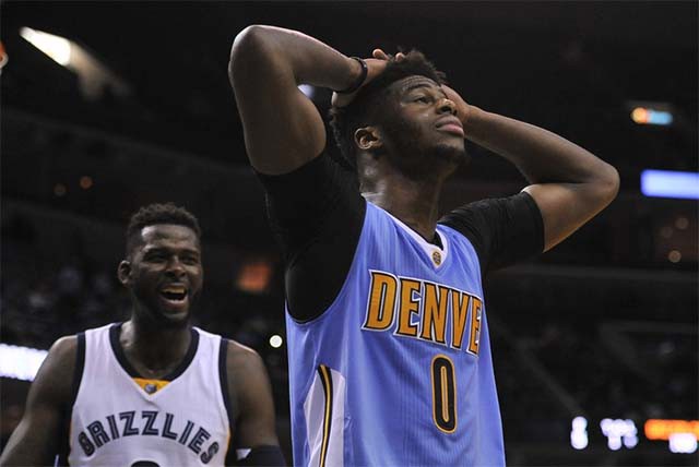 Emmanuel Mudiay của Denver Nuggets thất vọng khi Memphis Grizzlies thắng nhờ cú buzzer.