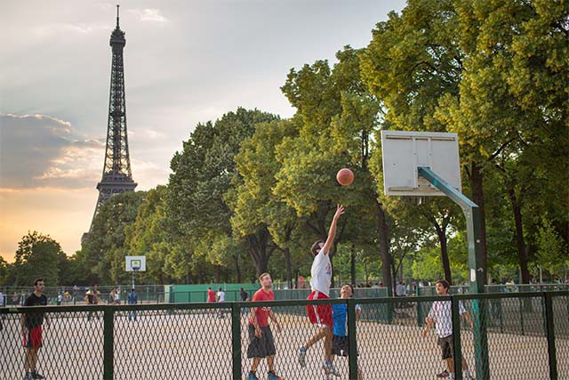 Chơi bóng rổ ở Paris.