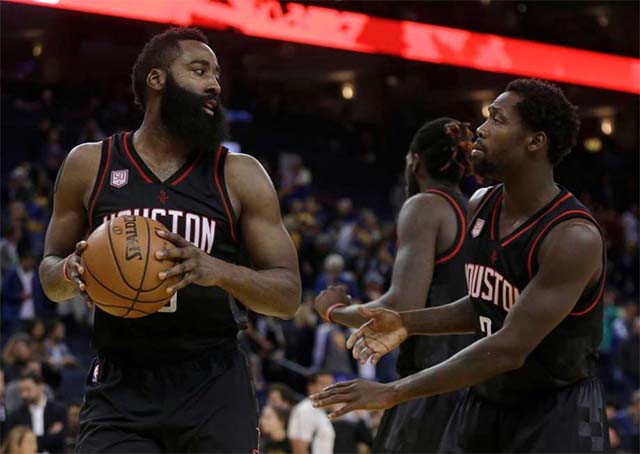 James Harden ăn mừng cùng đồng đội trong những giây cuối cùng.