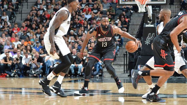 James Harden là 1 trong 6 cầu thủ Houston ghi ít nhất 10 điểm ở trận này