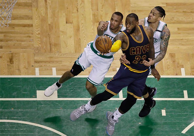 Các cầu thủ Boston Celtics làm tất cả nhưng chẳng thể cản nổi LeBron James