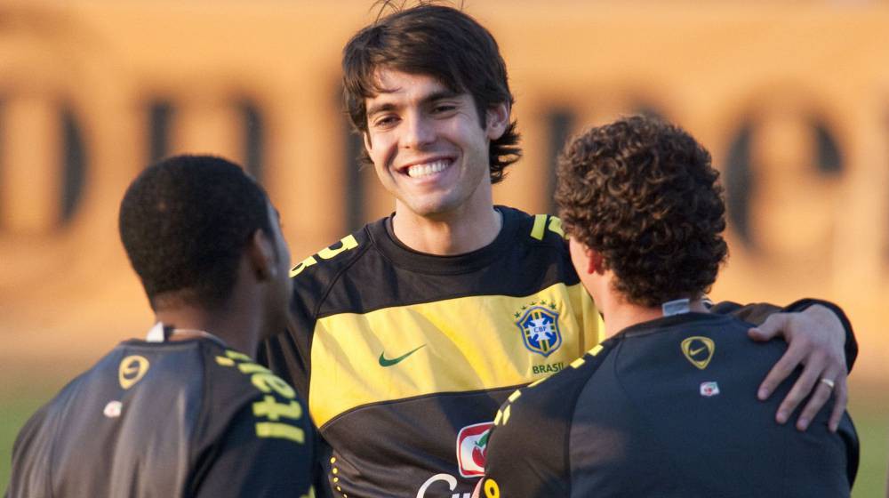 Chấn thương ở cơ đùi buộc tiền vệ Kaka phải rút khỏi Tuyển Brazil chuẩn bị tranh Copa America 2016. 