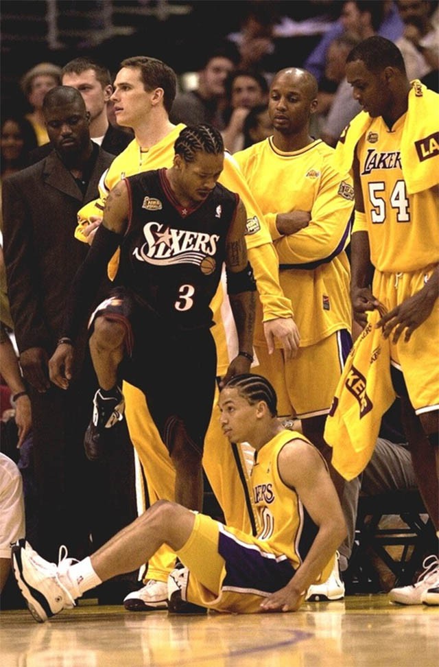 Do để thua 76ers ngay game 1 nên Lakers 2001 đã không thể đạt tới mốc kỷ lục 12-0.