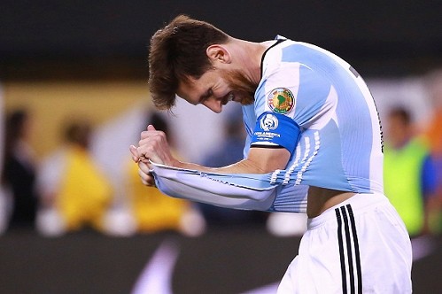 Lionel Messi vừa tuyên bố chia tay Argentina dù vẫn còn thừa sức thực hiện ước mơ vô địch trong màu áo ĐTQG.