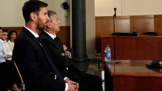 Lionel Messi đang bận kiện cáo. 