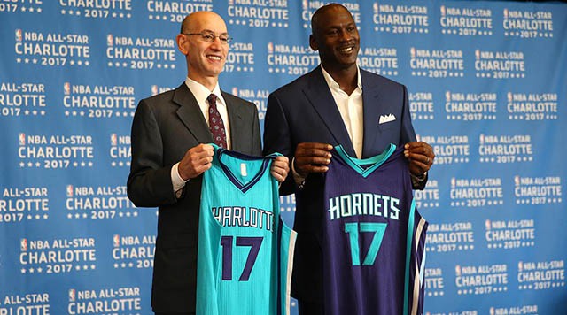 Ông Adam Silver và huyền thoại Michael Jordan tại lễ công bố đồng tổ chức sự kiện NBA All-Star 2019 tại thành phố Charlotte