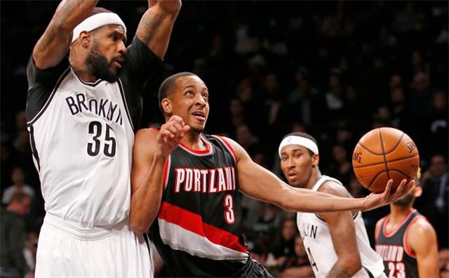 Nets phòng thủ trước CJ McCollum.