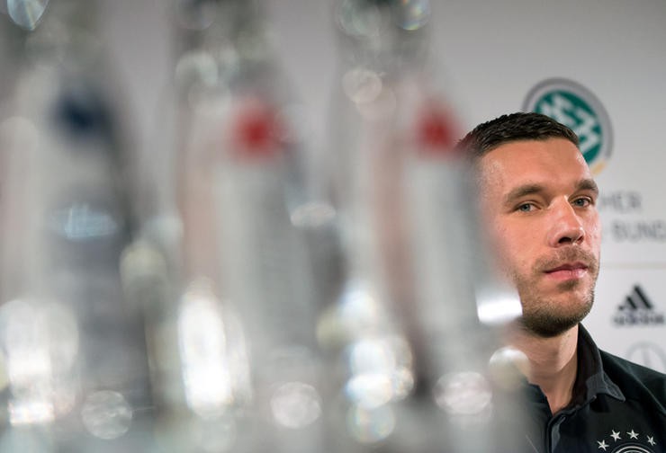 Những người quen với Lukas Podolski khẳng định tiền đạo này đã tưởng thật nên chuẩn bị sẵn giày và hành lý để trở lại Tuyển Đức. 