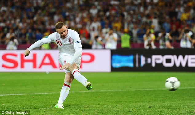 Wayne Rooney tập luyện ''đấu súng'' bằng cách chỉ cho thủ môn biết góc sút rồi đá bóng về phía đó. 