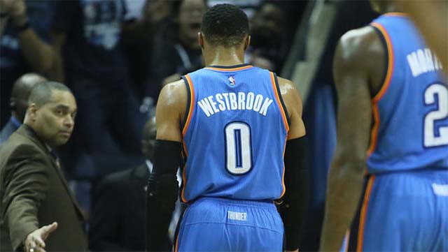 Westbrook ''được'' mời rời khỏi sân sau khi dính 2 lỗi kỹ thuật.