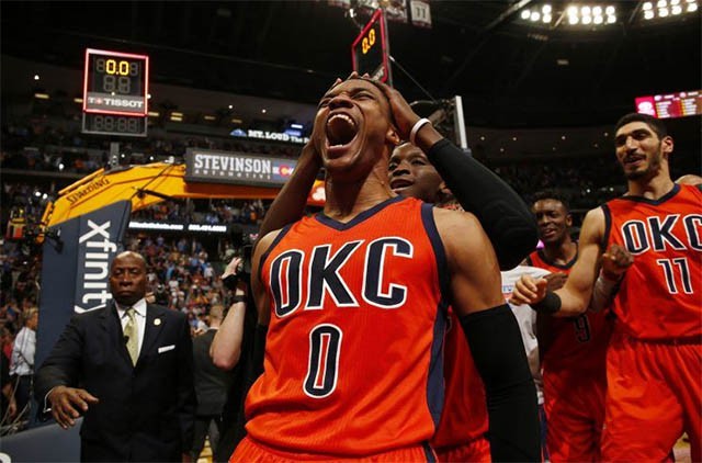 Các đồng đội chia vui cùng Westbrook sau cú Buzzer Beater