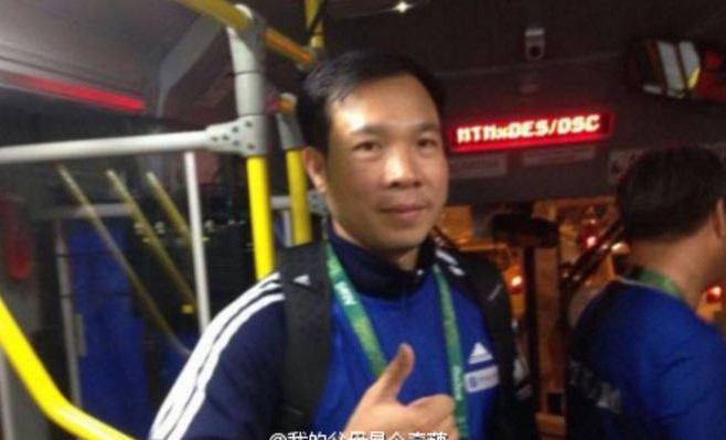 Bức ảnh Hoàng Xuân Vinh trên xe khiến người hâm mộ Trung Quốc xúc động.