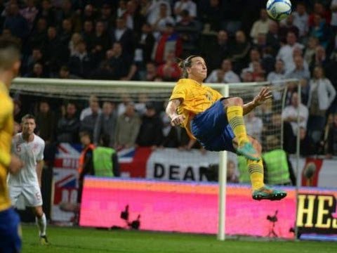 Zlatan Ibrahimovic tung người móc bóng vào lưới cách khung thành Tuyển Anh khoảng 35m.