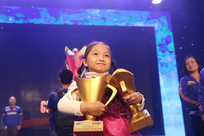Kỳ thủ nhí Nguyễn Lê Cẩm Hiền đã ẵm trọn hai giải thưởng dành cho Vận động viên trẻ xuất sắc nhất và vận động viên được yêu thích nhất
