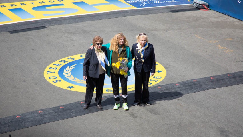 Bobbi Gibb (giữa) phụ nữ đầu tiên hoàn thành marathon cách đây 50 năm