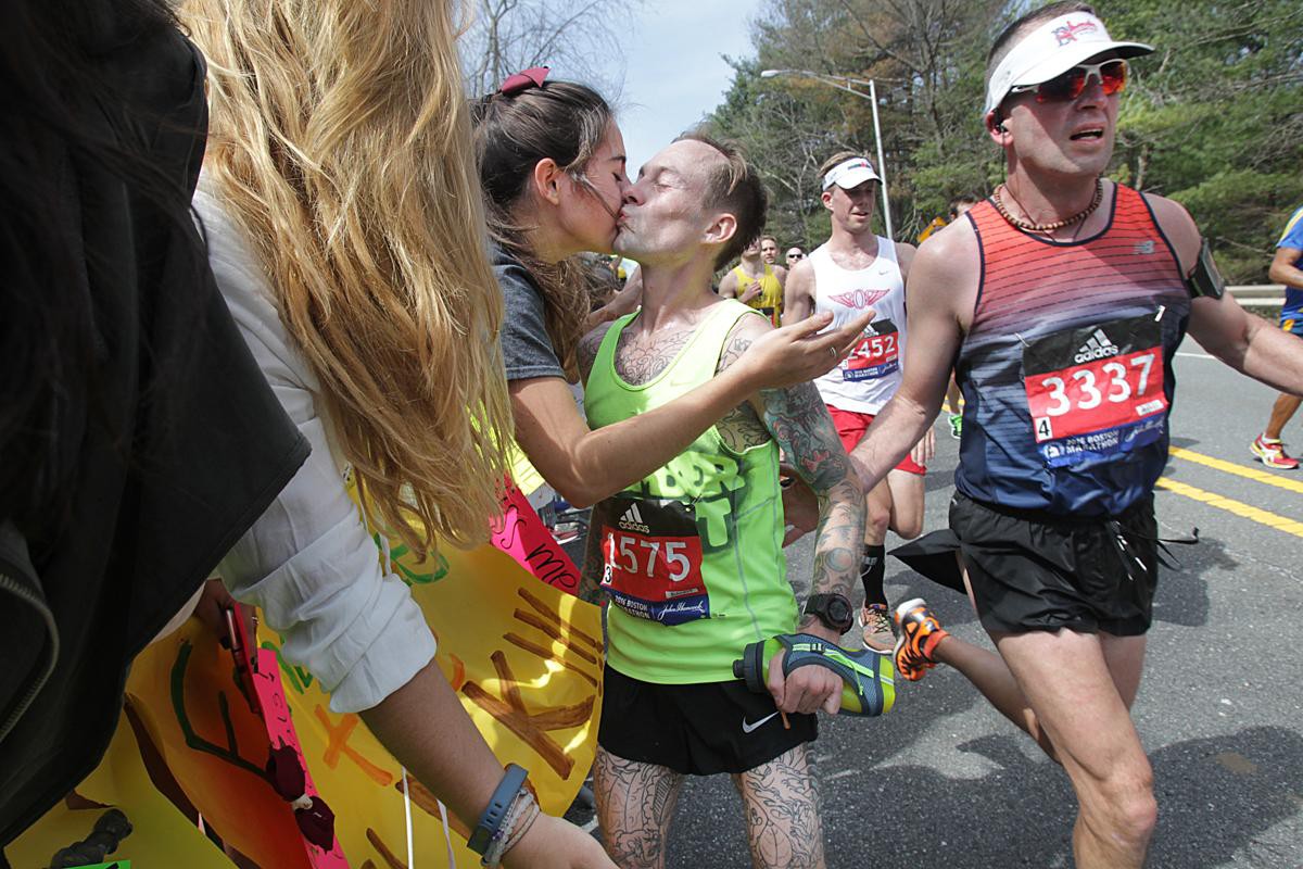 CĐV nữ trao gửi nụ hôn ''Free Kiss'' đến các runner