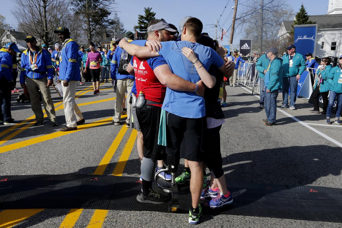 Các nạn nhân sống sốt sau vụ đánh bom khủng bố Boston 2013 tham gia giải chạy lần thứ 120 như minh chứng cho biểu tượng #BostonStrong