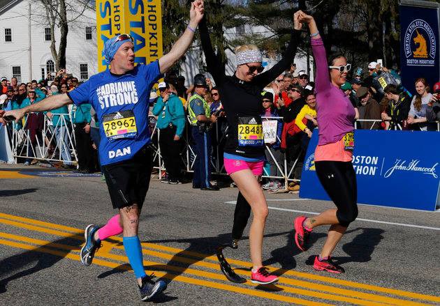 Adrianne Haslet là 1 trong 2 nạn nhân trong vụ khủng bố Boston 2013 bị mất 1 chân, lần đầu tiên chạy marathon trở lại và nỗ lực hoàn thành sau gần 10 giờ đồng hồ
