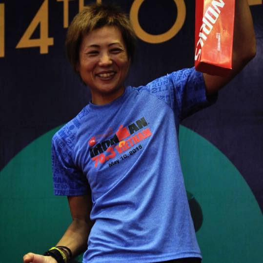 Trong các giải chạy bộ ở Việt Nam, nếu bạn nhìn thấy VĐV đội tóc giả 7 sắc cầu vồng thì đó chính là Emi Abe