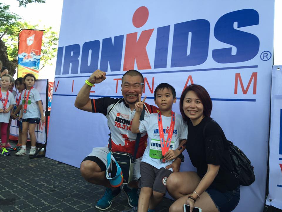 Anh Đặng Ngọc Lâm cùng gia đình tại IRONKID 2016