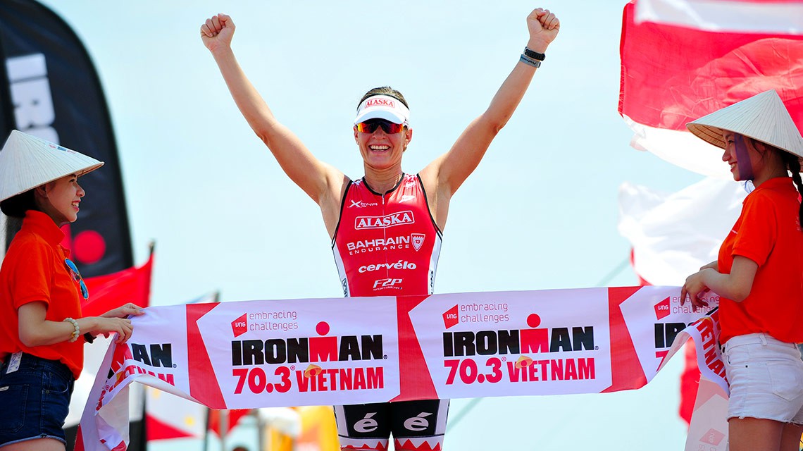 Giây phút đăng quang của Caronline Steffen tại IRONMAN 70.3 Vietnam 2015