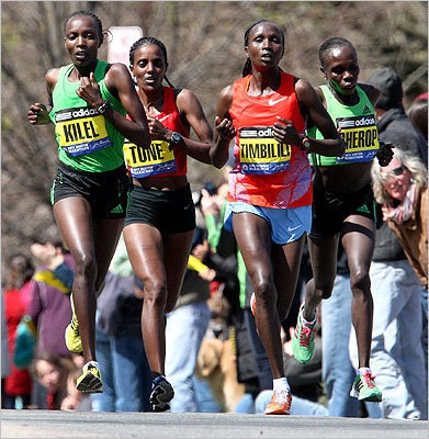 Nhóm nữ VĐV châu Phi chạy ngang qua đoạn dốc Heartbreak Hill