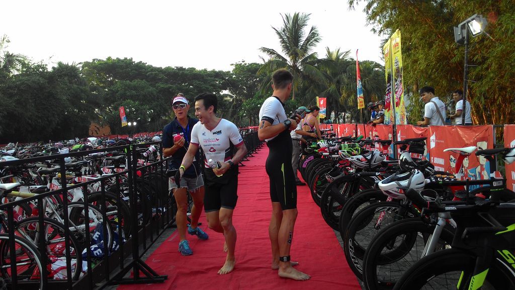 Trịnh Bằng (nam, trái) VĐV chơi triathlon giàu kinh nghiệm nhất Việt Nam, cũng sát giờ mới nhập cuộc