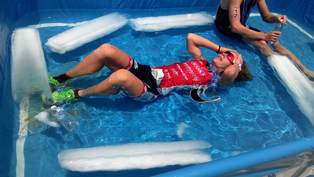Caronline Steffen tắm nước đá sau khi về đích, cảnh mà Radka mơ về ngay sau khi chạy được 5km