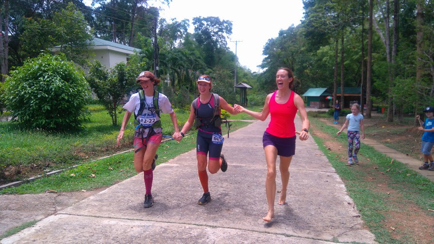 Sophie Clark, nữ VĐV (lần đầu tiên chạy ultra trail) đã về nhất cự li 60km sau gần 8 giờ