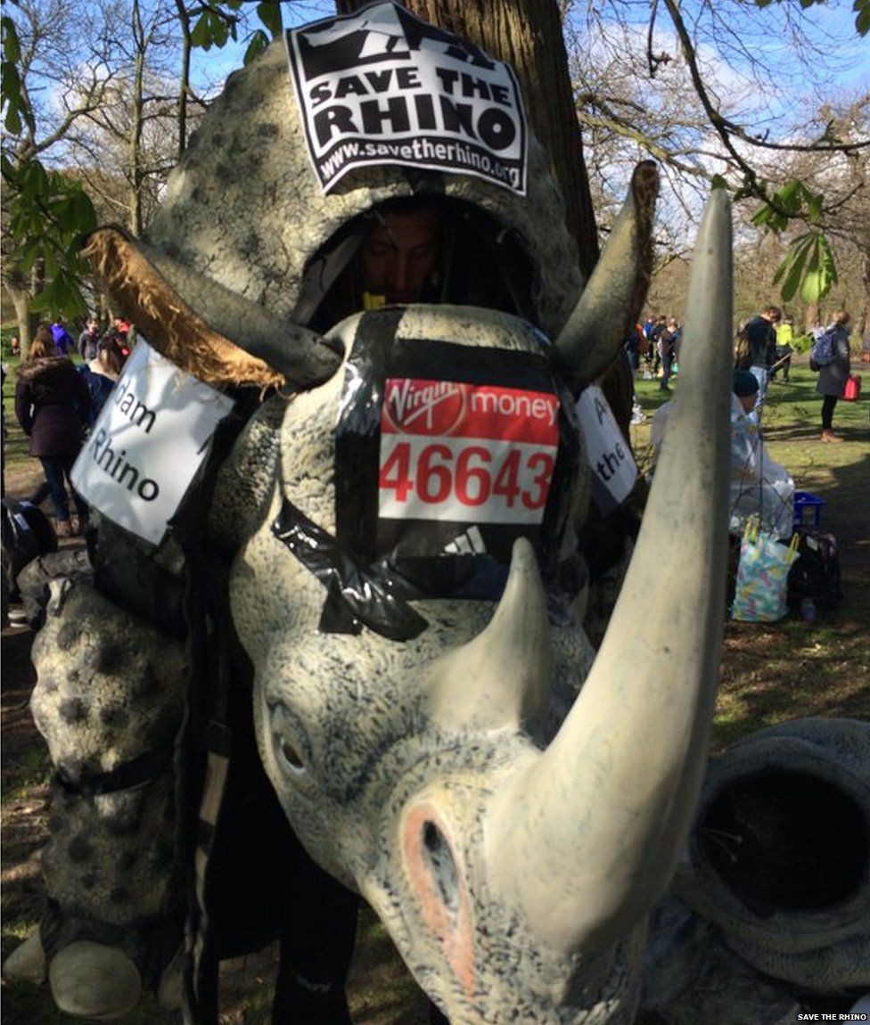 ''Run for rhinos'' - Chạy vì tê giác. Một hình ảnh mang tính biểu tượng suốt 20 năm qua. Người chạy mặc bộ áo màng hình chú tê giác hoàn thành 42,195km nhằm nâng cao nhận thức, tuyên truyền bảo vệ tê giác khỏi nạn tuyệt chủng